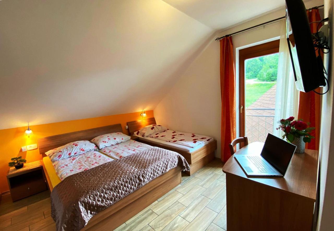 Guesthouse Mesec Zaplana Vrhnika Exterior foto